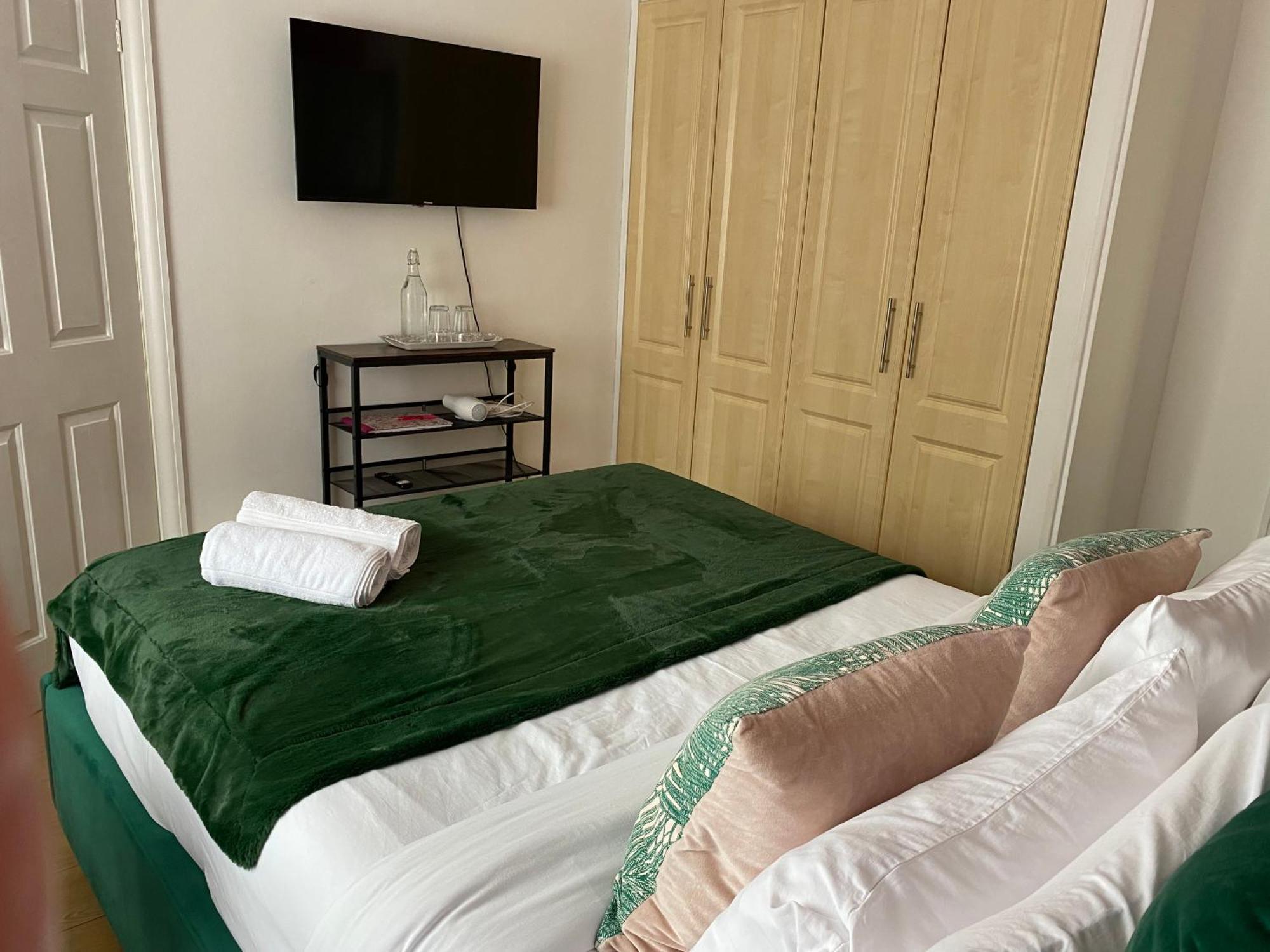 Hotel The Lily Pad Near Poole Dorset Self Contained Private Entrance And Free Parking Corfe Mullen Esterno foto