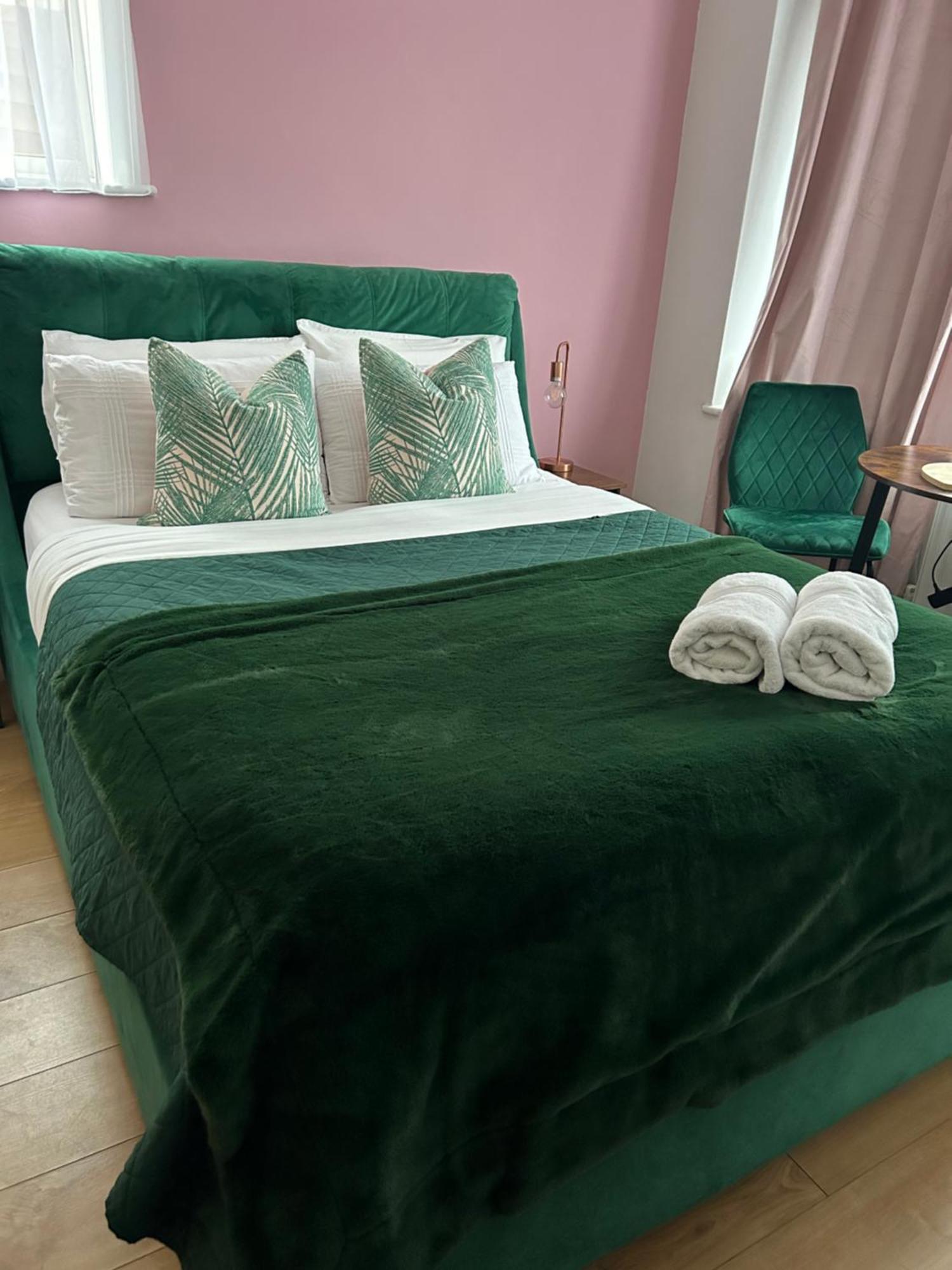 Hotel The Lily Pad Near Poole Dorset Self Contained Private Entrance And Free Parking Corfe Mullen Esterno foto