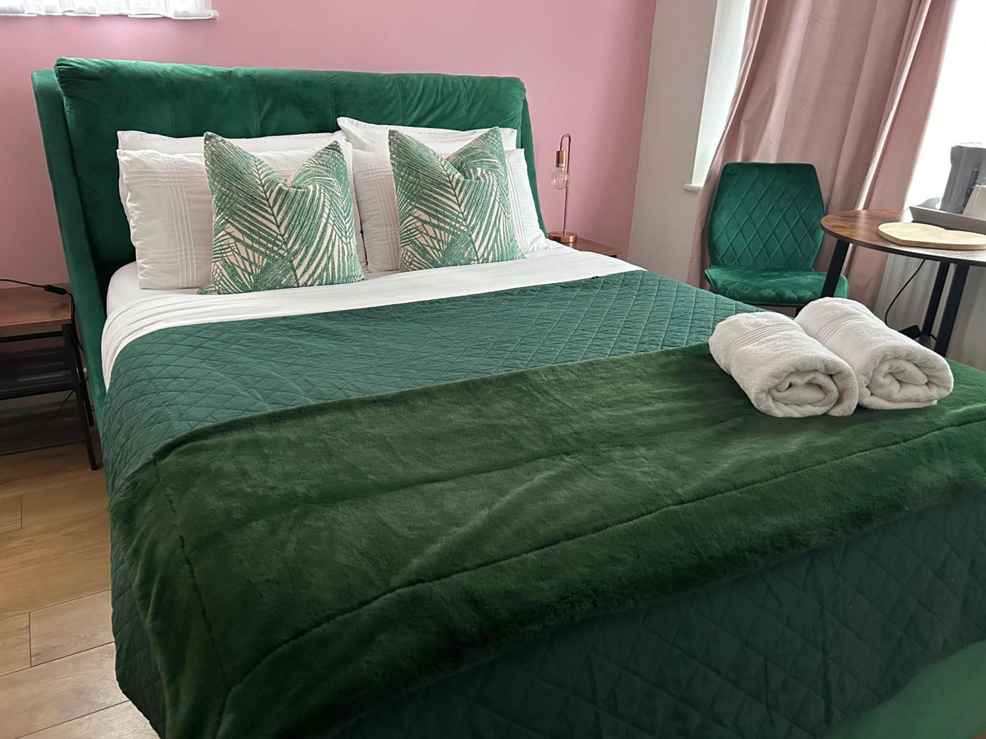Hotel The Lily Pad Near Poole Dorset Self Contained Private Entrance And Free Parking Corfe Mullen Esterno foto