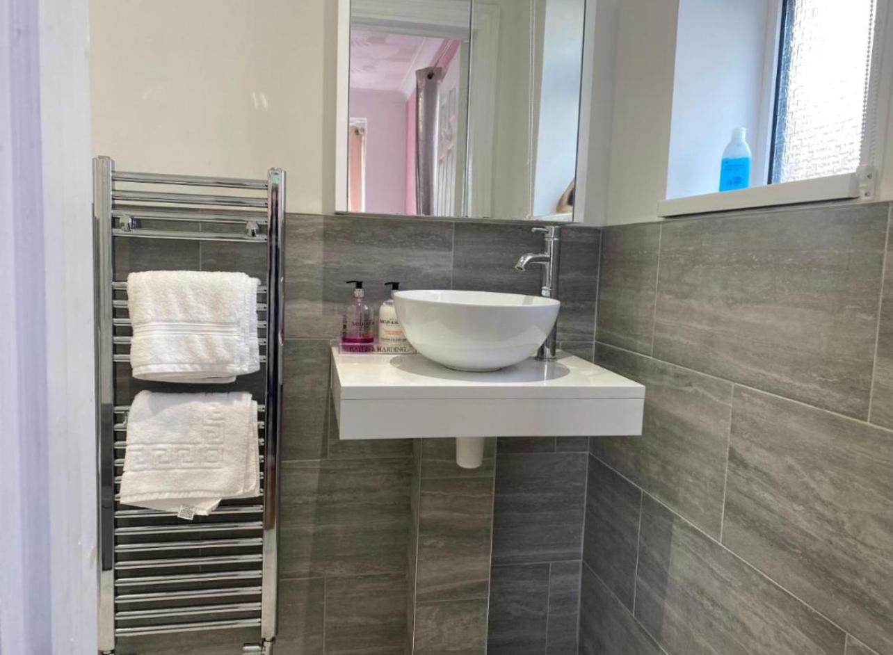 Hotel The Lily Pad Near Poole Dorset Self Contained Private Entrance And Free Parking Corfe Mullen Esterno foto