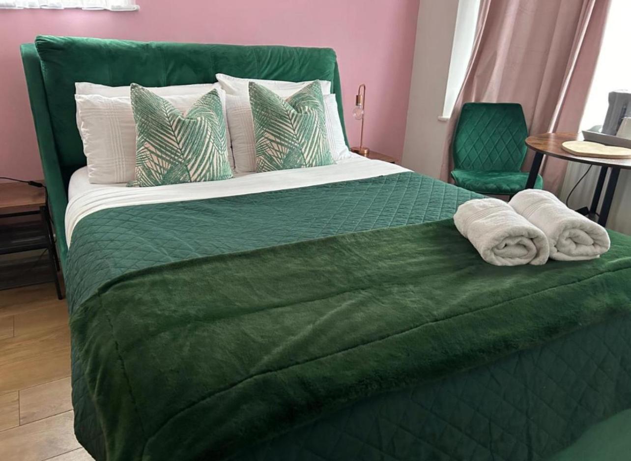 Hotel The Lily Pad Near Poole Dorset Self Contained Private Entrance And Free Parking Corfe Mullen Esterno foto